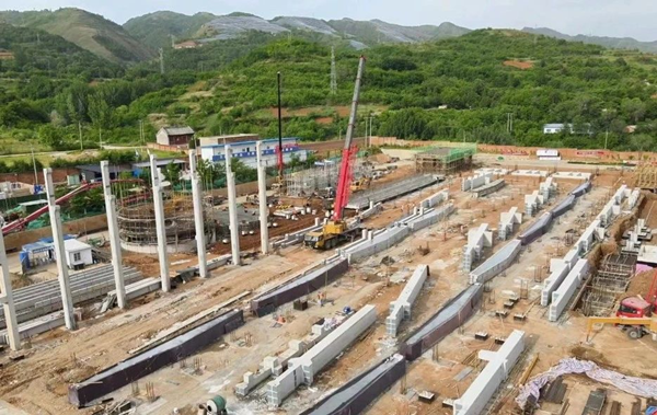 奋战二季度｜电解厂房主体结构框架柱开始吊装！